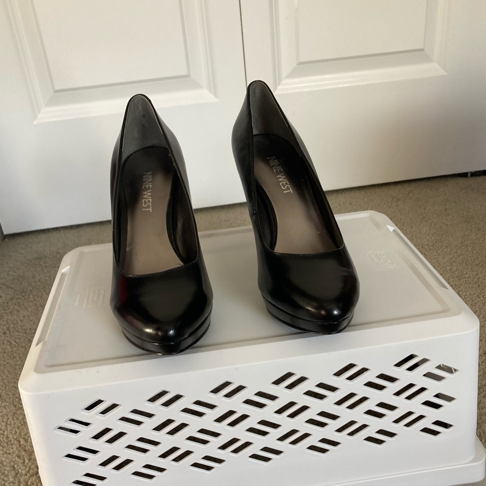 Women’s Nine West Black Stiletto Pump, Size 5. Never worn!